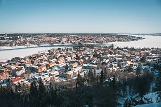 Utsikt över snöklädd stad